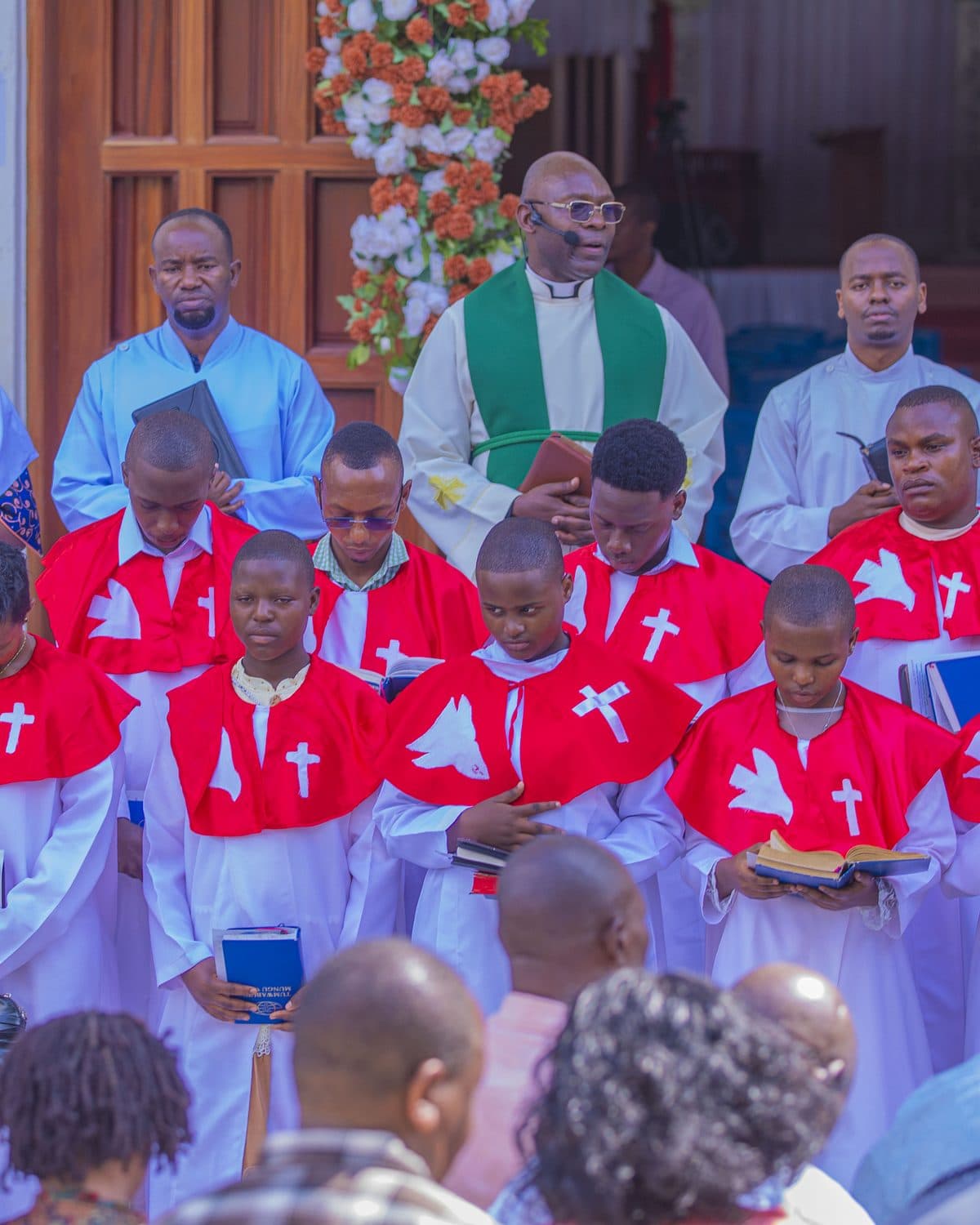The confirmation class with the pastors